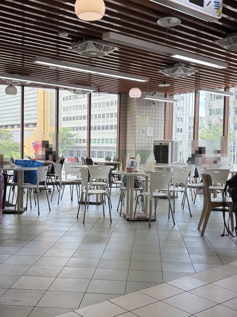 南門市場2樓美食廣場窗邊座位