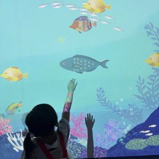 郵政博物館海洋特展，自己畫的魚出現在大螢幕上