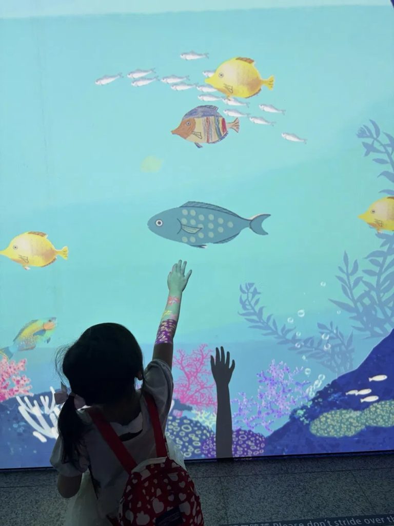 自己畫的魚出現在大螢幕上游泳