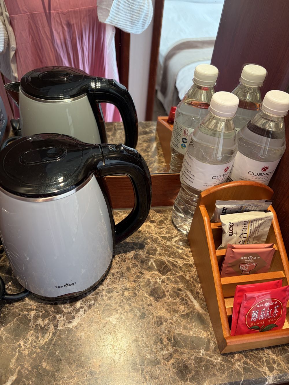 桃園悅華房間：熱水壺跟茶包
